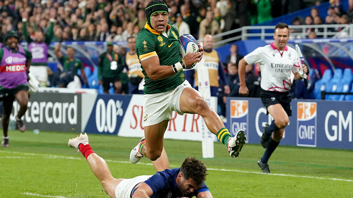 Cheslin Kolbe breaks away to score a try for South Africa against France in 2023 Rugby World Cup quarter final