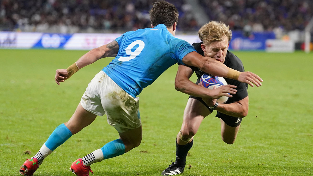 Damian Mckenzie scores a try for New Zealand v Uruguay at 2023 Rugby World Cup