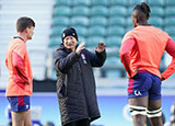 Eddie Jones talks to George Furbank and Maro Itoje during training session