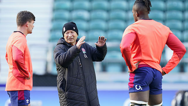 Eddie Jones talks to George Furbank and Maro Itoje during training session