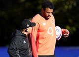 Eddie Jones talks with Courtney Lawes during training for 2021 Autumn Internationals