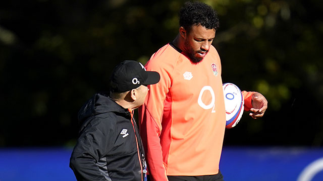 Eddie Jones talks with Courtney Lawes during training for 2021 Autumn Internationals