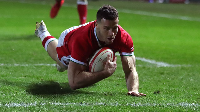 Gareth Davies scoring a try for Wales