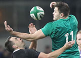 Jacob Stockdale challenges Ben Smith for the ball