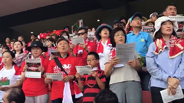 Japanese fans sing Welsh anthem as thousands flock to World Cup training session