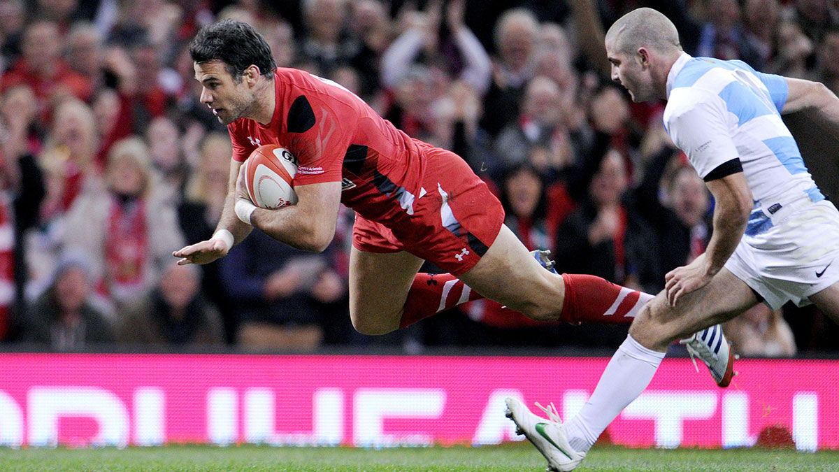 Mike Phillips scores a try for Wales against Argentina in Cardiff