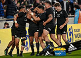 New Zealand players celebrate a try against Ireland during 2022 summer Tests