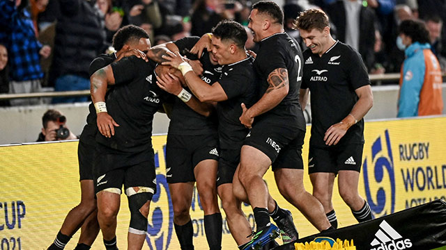 New Zealand players celebrate a try against Ireland during 2022 summer Tests