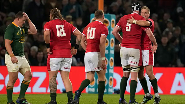 Wales players celebrate victory over South Africa in 2nd Test of 2022 tour